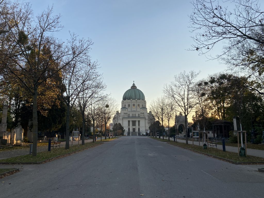 Zentralfriedhof, im Zentrum die Friedhofskirche zum heiligen Borromäus