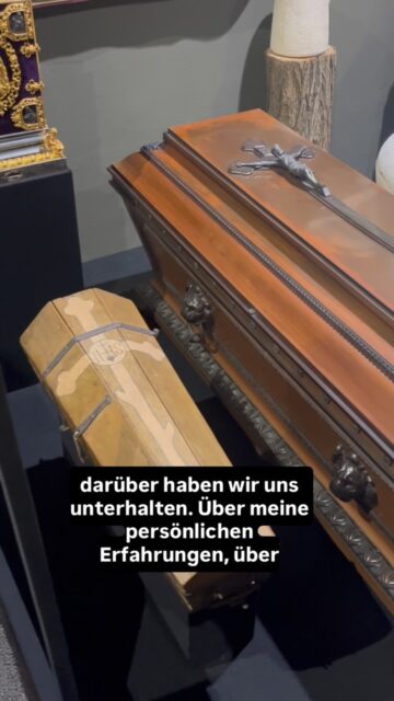 Was passiert in unserem Körper, wenn wir sterben?💀🤔 Halloween und Allerheiligen stehen vor der Tür. Deshalb fragen wir uns: Wann ist man wirklich tot? Wie läuft eine Obduktion ab? Das alles und viel mehr hört ihr in unserem Stadtmagazin #vienna 

Morgen ab 10 auf Radio Radieschen #tod #friedhof #halloween #vergänglichkeit