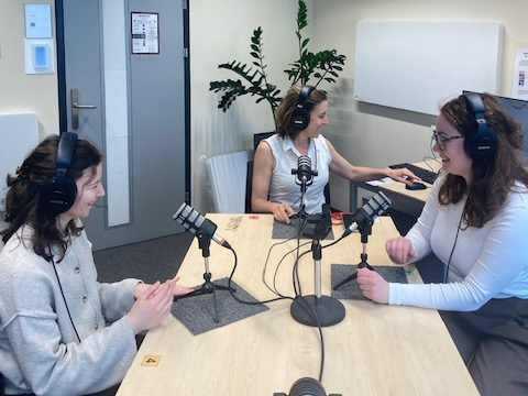 Aus dem Studio: Neues Podcast-Studio der FHWien der WKW ermöglicht professionelle Audioproduktionen
